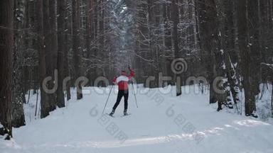 人类在大自然中独自滑雪。